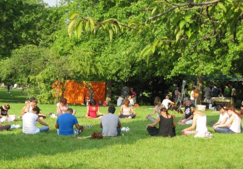 Esercizi di bioenergetica al parco Turani festival del benessere di Bergamo 2014